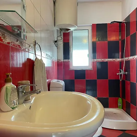 Johnny Apartment *